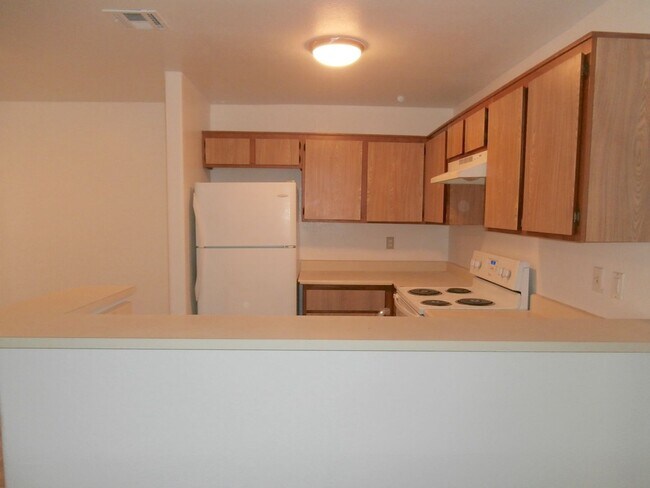Building Photo - Pleasant 2 Bedroom 2 Bathroom Condo in Gated Community!