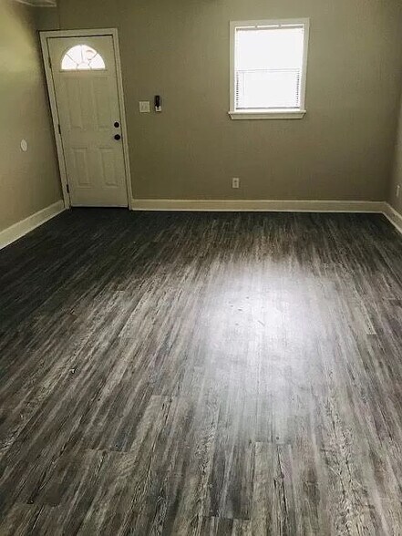 Building Photo - Room in Apartment on Heathcliff St