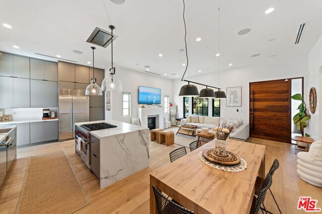 Building Photo - 358 N Bronson Ave