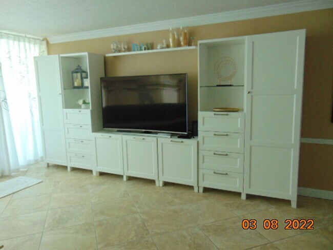 Building Photo - Views! Gorgeous, upgraded penthouse condo at The Breakers