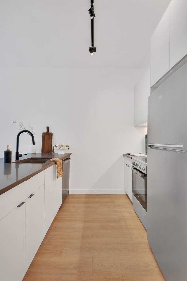 Building Photo - 328 Pacific Ave