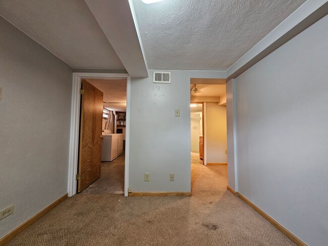 Building Photo - Alamo Placita Adorable 3 Bed 2 Bath Bungalow w/ CACH, Garage, Fenced Yard & More