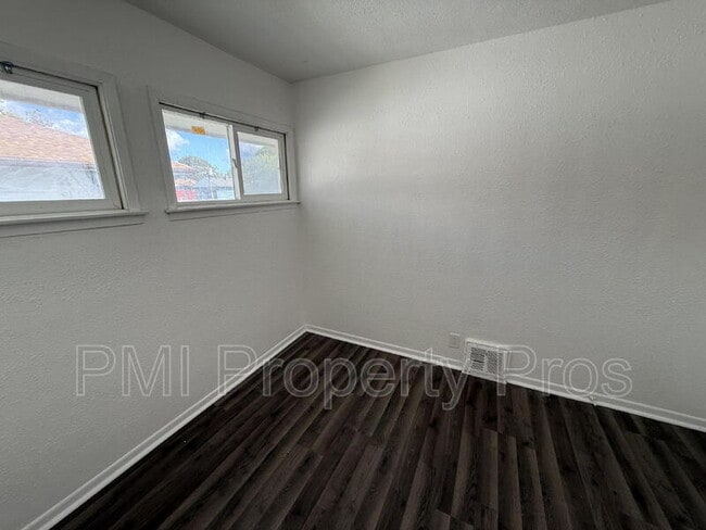 Building Photo - 5642 N 61st St