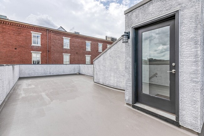 Building Photo - Old City Townhome