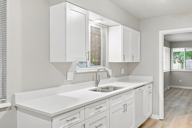 Building Photo - $2,240.95 with $300 Off the first month's rent, 4 Beds, 2 Baths, Triplex Unit in Littleton with W...