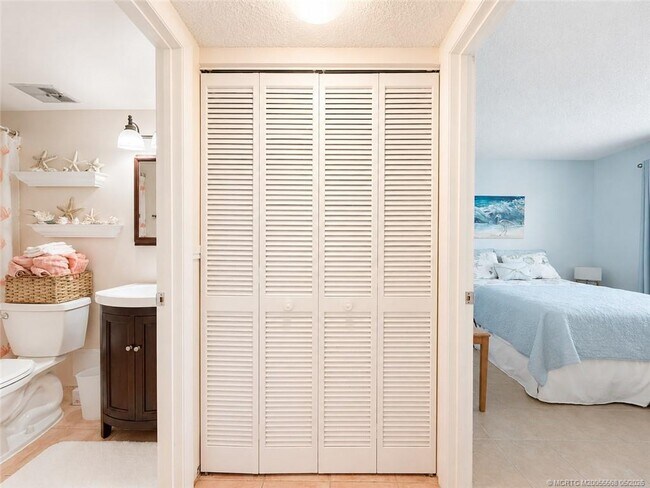 Building Photo - 7440 S Ocean Dr