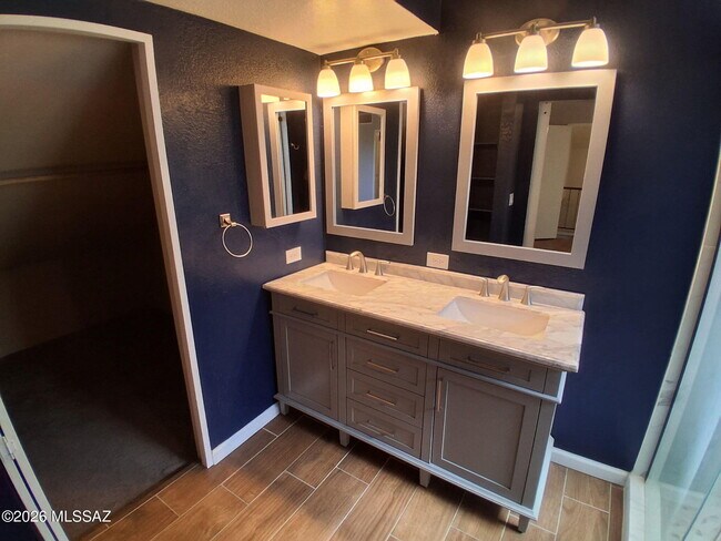 Building Photo - 4813 W Doria Dr