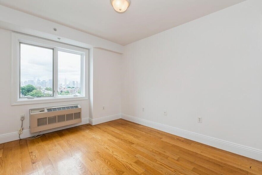 Building Photo - 125 43rd St