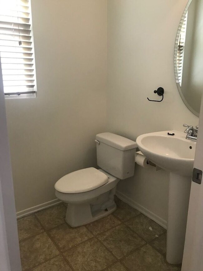 Building Photo - Gated Community!