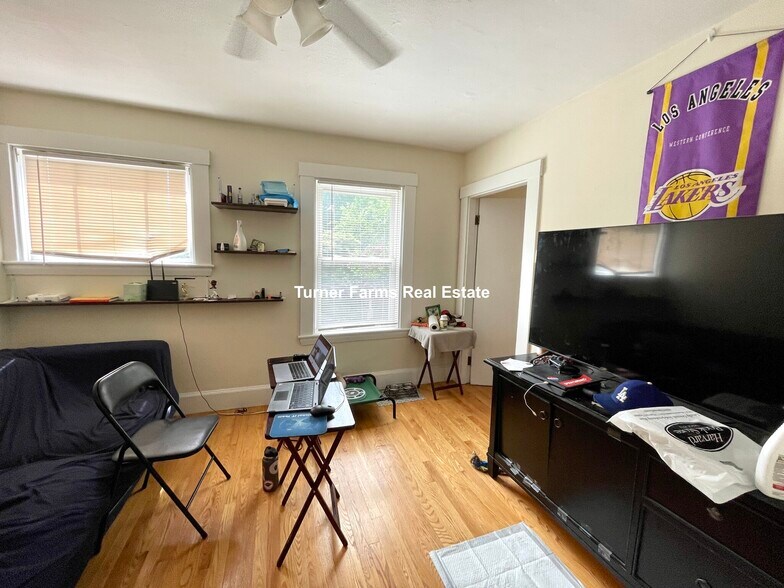 Primary Photo - 19 Bay St