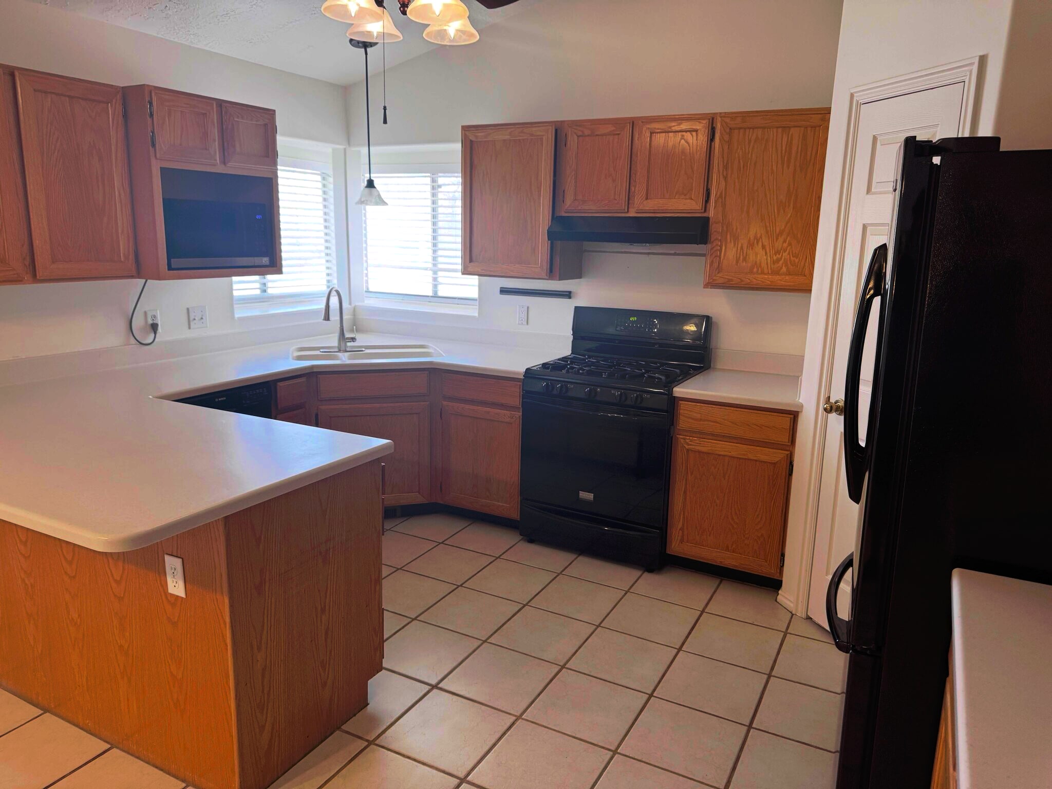 Building Photo - 8004 S Old Barn Dr