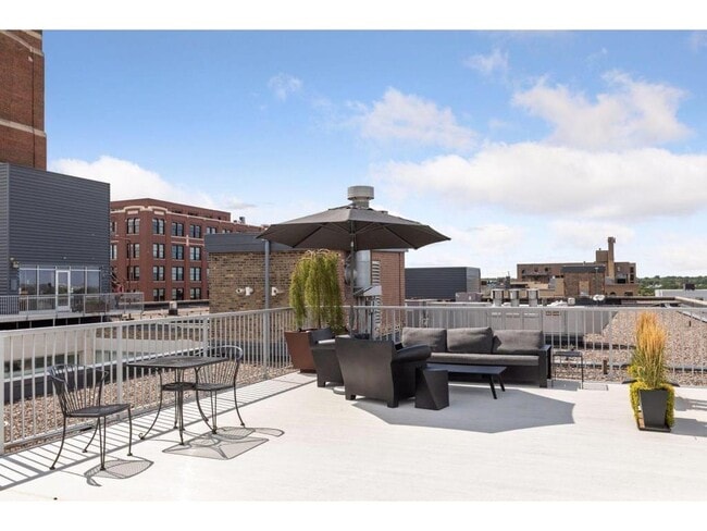 Building Photo - 700 N Washington Ave