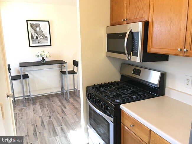 Building Photo - 5929 Quantrell Ave