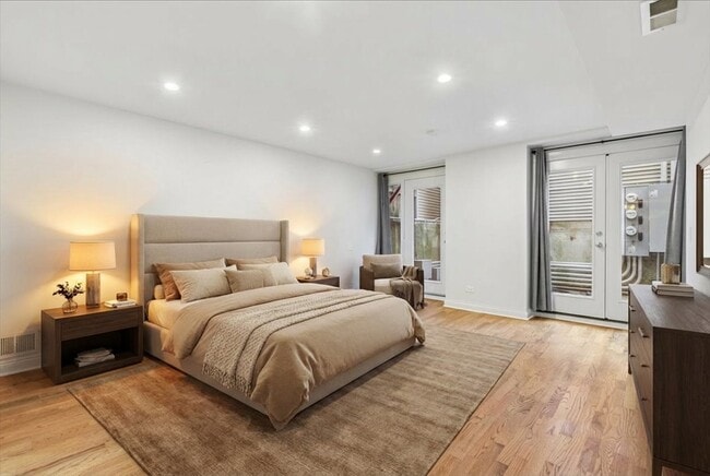 Building Photo - 1140 W Cornelia Ave