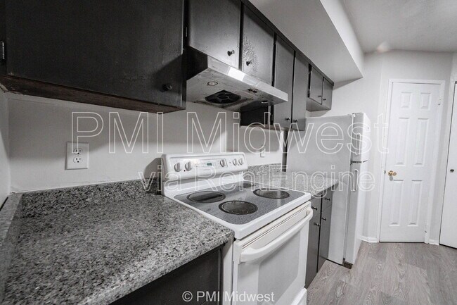Building Photo - 6920 Chrysler St