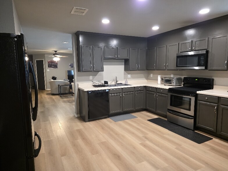 Building Photo - 12817 Cowper Dr