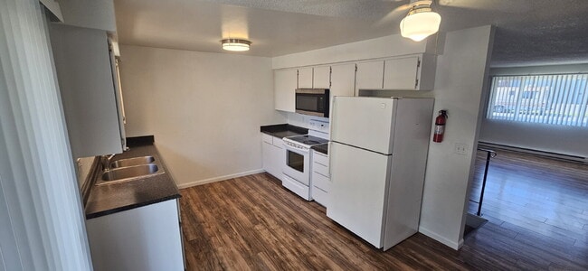 Building Photo - "Charming 3-Bed Duplex with Cozy Fireplace...