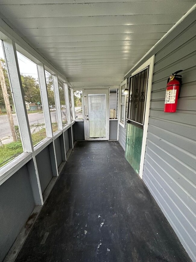 Building Photo - Fully Renovated 2/1 Single Family Available Now!