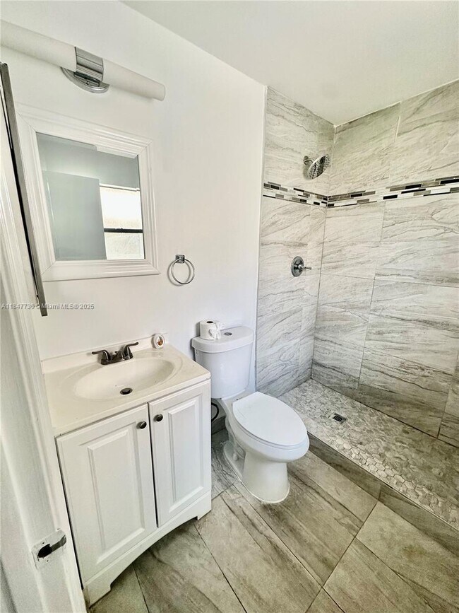 Building Photo - 10722 Royal Palm Blvd