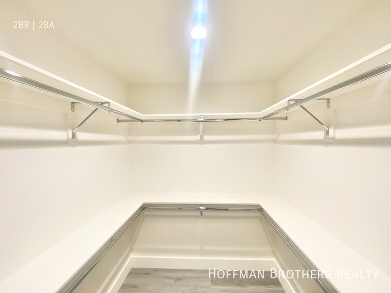 Building Photo - 4849 Oakwood Ave