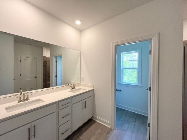 Building Photo - Spacious 5BD, 3BA Knightdale Home with Mod...