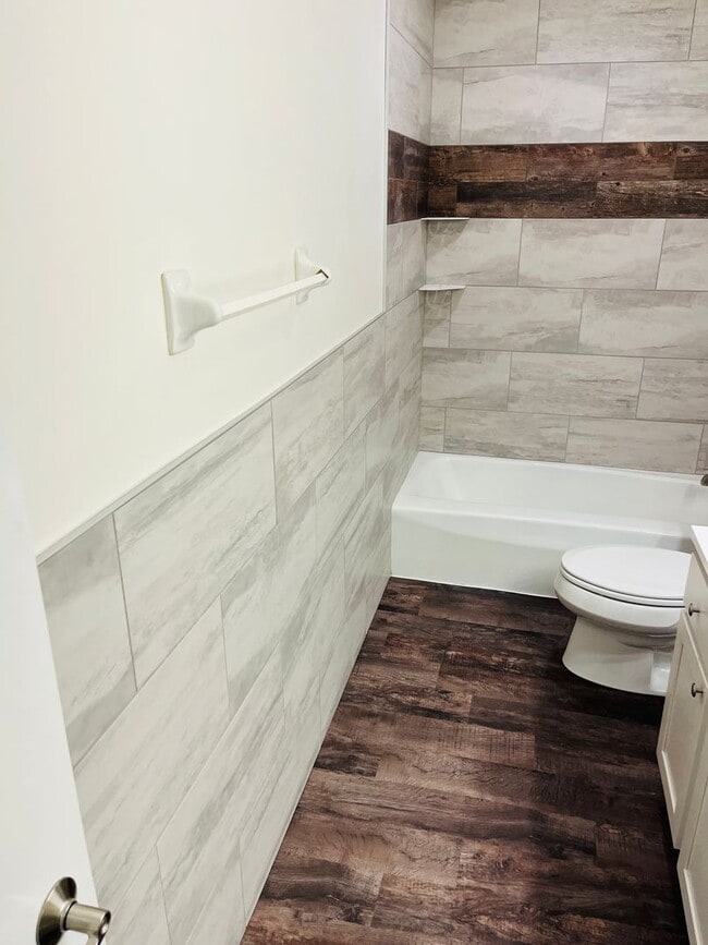 Building Photo - Beautifully remodeled 3 bedroom, 2 bath duplex in Royal Oaks Neighborhood