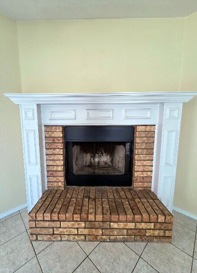 Building Photo - SPACIOUS 2 STORY HOUSE / SPACIOUS YARD / C...