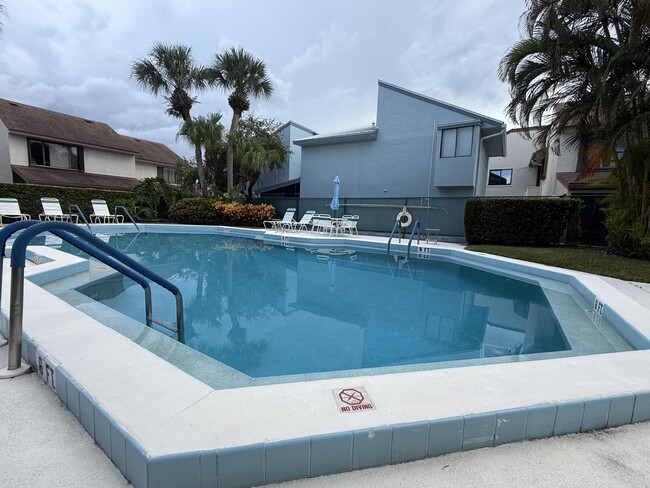 Building Photo - 950 S Kanner Hwy