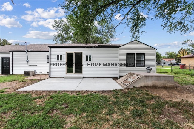 Building Photo - 4 bedroom/ 2 bath home on a spacious half-...