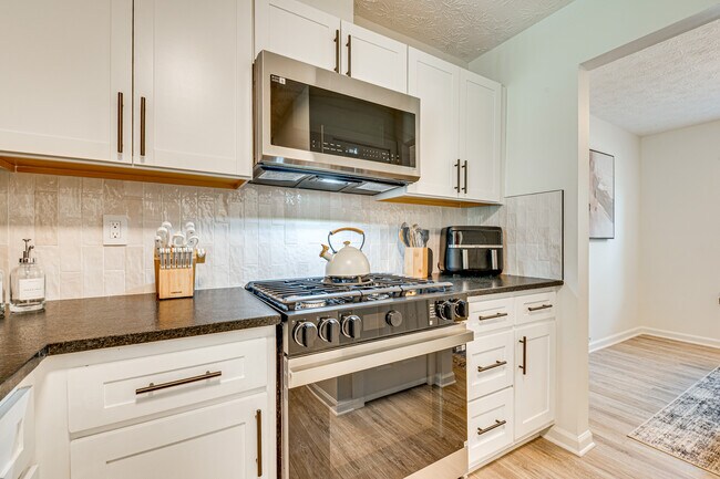 Building Photo - 2056 Sitser Ln