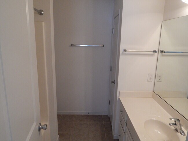 Building Photo - End Unit 3 Bedroom/3 Bath in Saylor's Watch. Trash included!