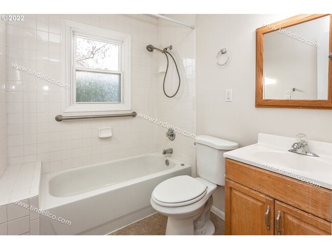 Building Photo - Charming 3 Bedroom Mid-Century Home in Bre...