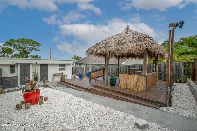 Building Photo - 1672 Pineapple Ave