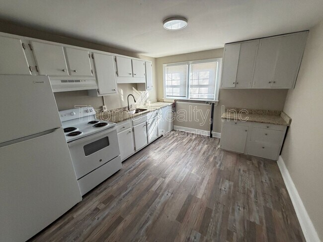 Building Photo - 814 Sunset Ave