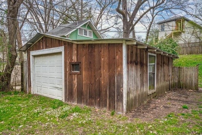 Building Photo - 113 Dell St