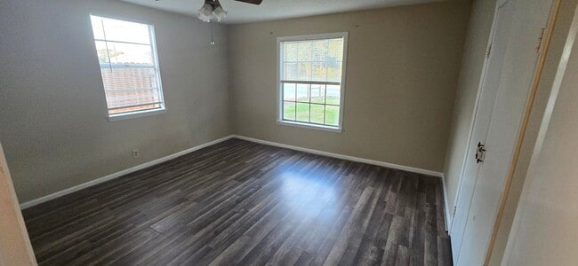 Building Photo - 9407 Antoine Dr