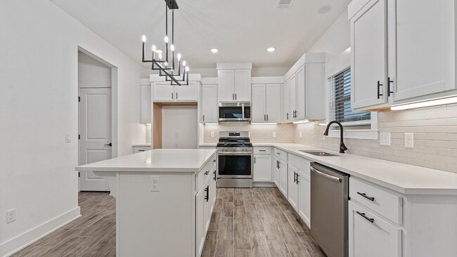 Building Photo - Charming 3-Bedroom Retreat with Cozy Fireplace