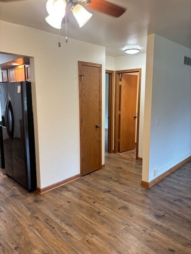 Building Photo - 720 Lakeview Dr