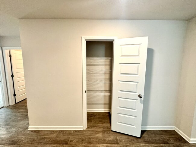 Building Photo - New rental in Brighton Oaks! Conveniently located off Hwy 231, this community conveniently close ...