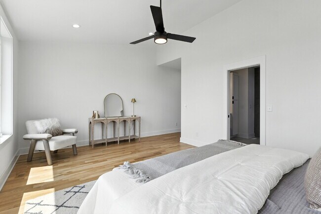 Building Photo - "Spacious 4-Bed, 4-Bath Gem in Nashville -...