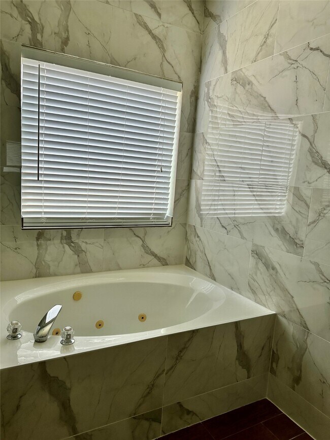 Building Photo - 16411 Redwicke Ln