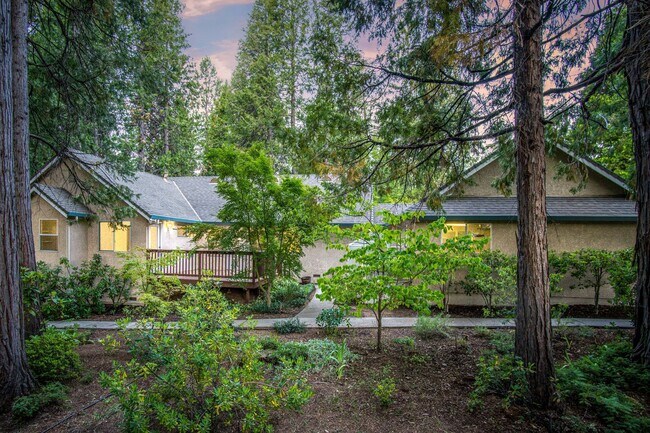 Building Photo - Spacious 3 Bedroom 2 Bathroom Home in Conv...