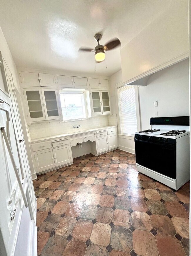 Building Photo - 424 E Ashby Pl