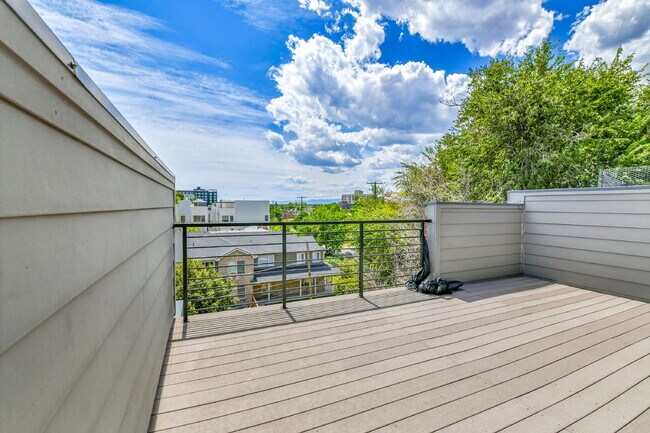 Building Photo - $3,295 - 2 Bed/2.5-bathroom Townhome in De...