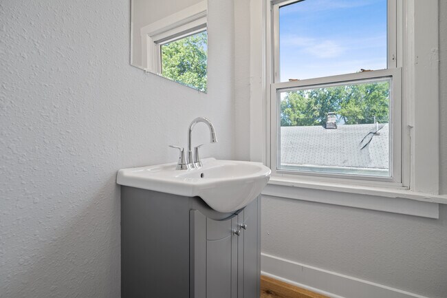 Building Photo - 1101 N Oak St