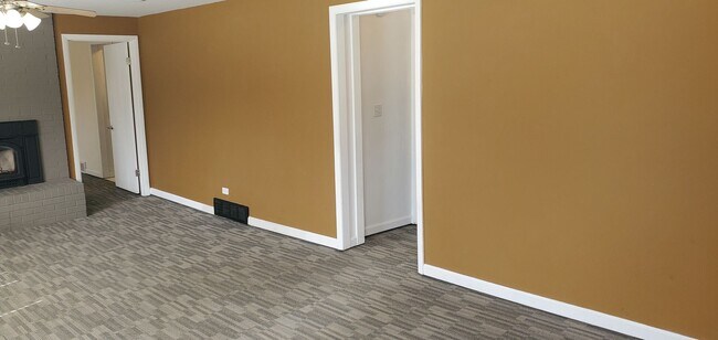 Building Photo - 4 bd, 2 ba, old SW Columbia, corner lot, great shape, fenced, hardwoods, W/D