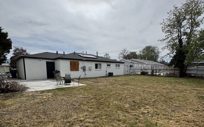 Building Photo - Quiet 3 Bed Kearns Home with Solar, Safe Neighborhood, Great Location!!!