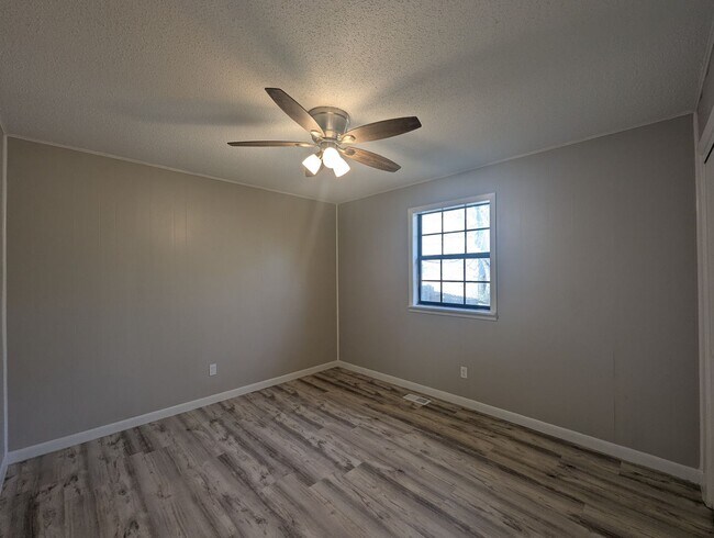 Building Photo - 2 Bed/ 1.5 Bath Townhouse