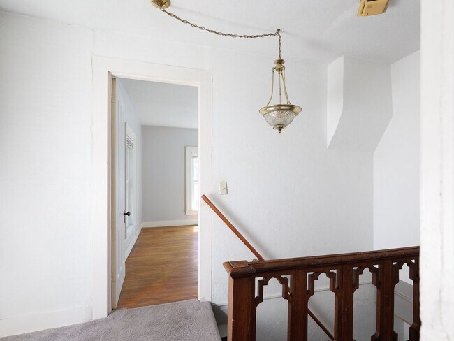 Building Photo - Charming and spacious 4-bedroom, 2 full bath home located in the City of Watertown.