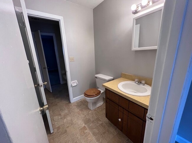 Building Photo - 2 Bedroom / 1 Full and 2 Half Bath -